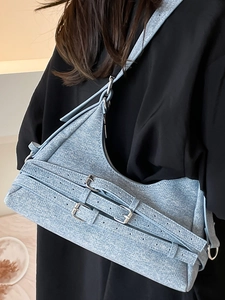 Sac croissant en denim bleu clair chic avec boucles métalliques de style industriel Y2K