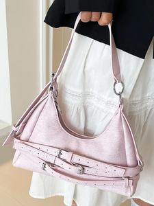 Sac sous le bras rose en cuir litchi avec sangles décoratives à boucle argentée