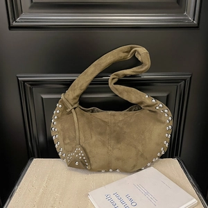Vue détaillée du sac besace en daim marron café avec des décorations de rivets argentés