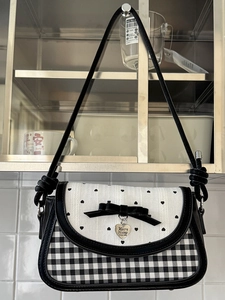 Fashionable black and white heart print shoulder bag with bow and metal heart pendant