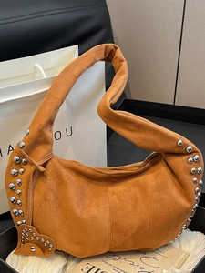 Sac Hobo en Suède pour Femmes Vintage avec Rivets Sac à Épaule Minimaliste Croissant Sac Sous le Bras Quotidien avec Charme Coeur