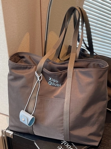 Grand sac cabas marron en nylon avec mini porte-monnaie bleu pour le trajet quotidien