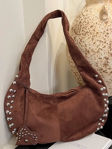 Sac hobo demi-lune en daim marron avec rivets argentés et pendentif en cœur
