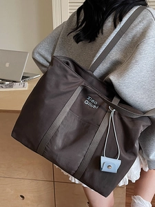 Grand sac fourre-tout marron pour femme avec bandoulière et petit accessoire suspendu