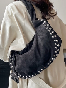 Sac croissant noir élégant avec rivets argentés et finition mate pour femmes chic