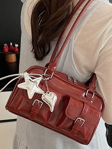 Sac Boston vintage en cuir verni rouge avec pendentif étoile et détails argentés