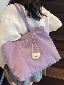 Grand sac cabas violet style forêt avec broderie et petit charme en cuir pour femme