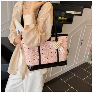 Sac fourre-tout rose plissé avec nœuds noirs et breloque cœur en dentelle