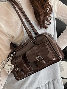 Sac Boston rétro marron foncé avec poches gaufrées croco et pendentif cœur