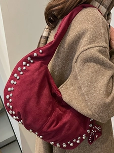 Sac sous le bras tendance en daim bordeaux avec rivets argentés sur manteau marron