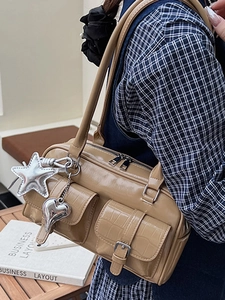 Sac Boston rétro en similicuir beige verni avec breloques étoile et cœur pour femme