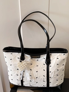 Sac fourre-tout rose à nœuds avec bordure noire et breloque en forme de cœur perlé