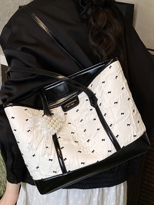 Grand sac cabas rose tendance avec imprimé ruban noir et élégant pendentif coeur perle