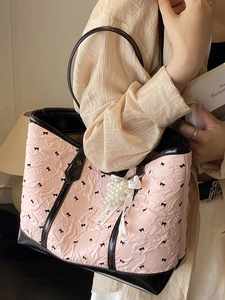 Sac fourre-tout rose avec motif nœud floral et pendentif en dentelle perlée style urbain