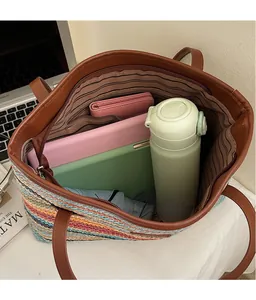 Vue détaillée du sac cabas tissé montrant sa grande capacité pour ordinateur et objets