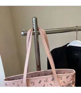 Détail du sac cabas rose avec motif d'ours mignon et bandoulières confortables et souples