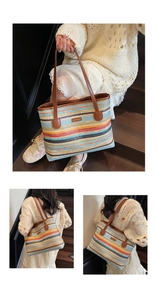 Détail du grand sac cabas tissé à rayures colorées avec des anses en cuir marron