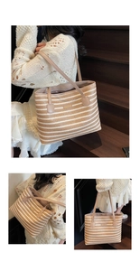 Détail du sac cabas en paille rayé montrant la texture tissée et les anses en cuir marron
