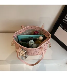 Intérieur du cabas rose montrant une grande capacité pour tablette et produits