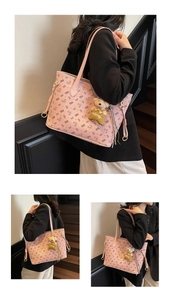 Détail du sac cabas rose avec motifs d'ours et pendentif ours en peluche décoratif