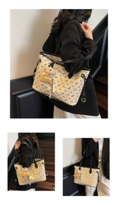 Détail d'un sac cabas beige avec imprimés d'ours et un pendentif ours en peluche mignon