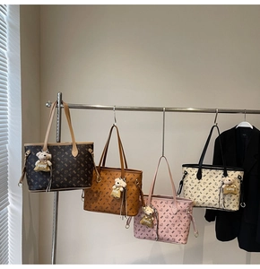 Détail de sacs cabas tendance en quatre couleurs avec motifs ours et pendentifs peluche