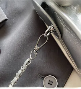Detailansicht der silbernen Metallic-Tasche mit luxuriöser Kette und Karabinerverschluss