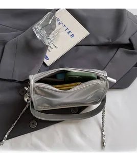 Detailansicht der silbernen Mini-Quadrat-Tasche mit Metallkette und Innenraum