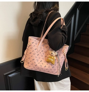 Détail du cabas rose avec imprimés ours noirs et une peluche d'ours sur la sangle