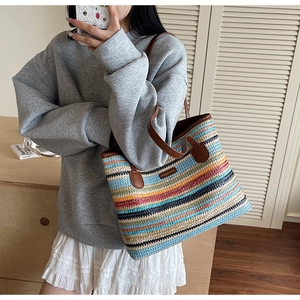 Sac cabas tissé arc-en-ciel avec anses en cuir marron et écusson décoratif tendance