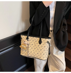 Détail du sac cabas crème avec imprimé ours et breloque en peluche assortie