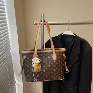 Détail du cabas marron foncé avec imprimé ours et charmant porte-clés peluche suspendu