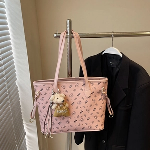 Sac cabas rose avec imprimé ours et charmant pendentif en peluche sur un cintre