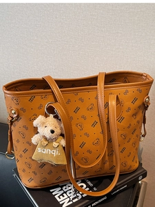 Sac cabas marron avec imprimé ours et pendentif en peluche pour un usage quotidien