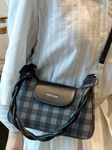 Sac à bandoulière chic à carreaux noir et gris avec rabat en cuir et poignée pour femme