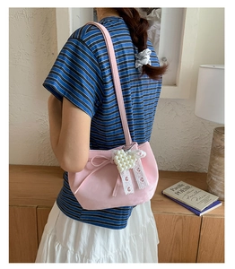 Sac bandoulière rose style français avec pendentif cœur perlé et nœud en dentelle