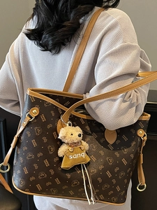 Sac fourre-tout marron avec motif d'ours et peluche, vue de dos portée par un mannequin