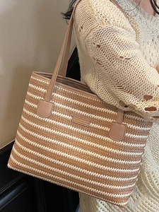 Sac fourre-tout en paille tissée à rayures avec base en cuir marron et longues anses