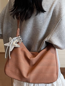 Braune Hobo-Tasche mit Fischgrätmuster, silbernem Stern und Ballon-Hund-Anhängern