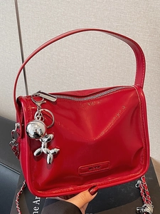 Schicke rote Mini-Quadrat-Tasche mit Silberkette und Ballonhund-Anhänger für Damen