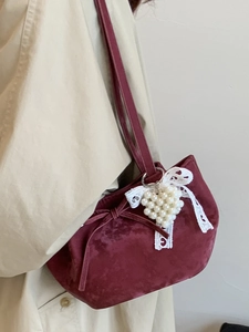 Sac à épaule français en velours bordeaux avec nœud et breloque cœur en perles