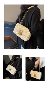 Vues détaillées du sac à bandoulière matelassé blanc crème avec fermoir doré en métal