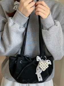 Sac à épaule noir en velours style français avec nœud en dentelle et perle cœur