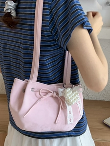 Sac seau rose clair style français avec pendentif cœur perlé et nœud décoratif