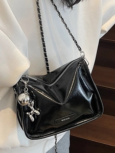 Schicke glänzend schwarze Mini-Umhängetasche mit Silberkette und Ballonhund-Anhänger