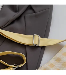 Détail de la bandoulière en cuir jaune avec boucle carrée réglable en métal argenté