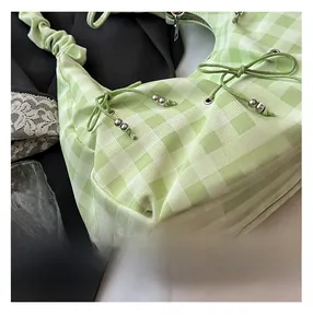 Dettaglio della borsa nuvola a scacchi verde chiaro con coulisse e tracolla con volant