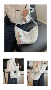 Détails du sac bandoulière à carreaux bleus avec broderie ours et pompon arc-en-ciel