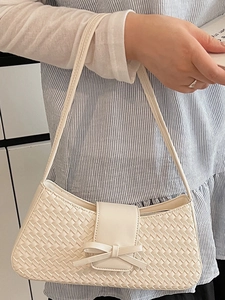 Sac baguette tissé blanc cassé élégant avec nœud et bandoulière fine pour femme
