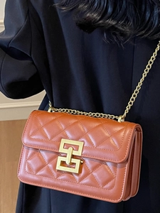 Sac bandoulière matelassé marron caramel avec fermoir doré et bandoulière chaîne